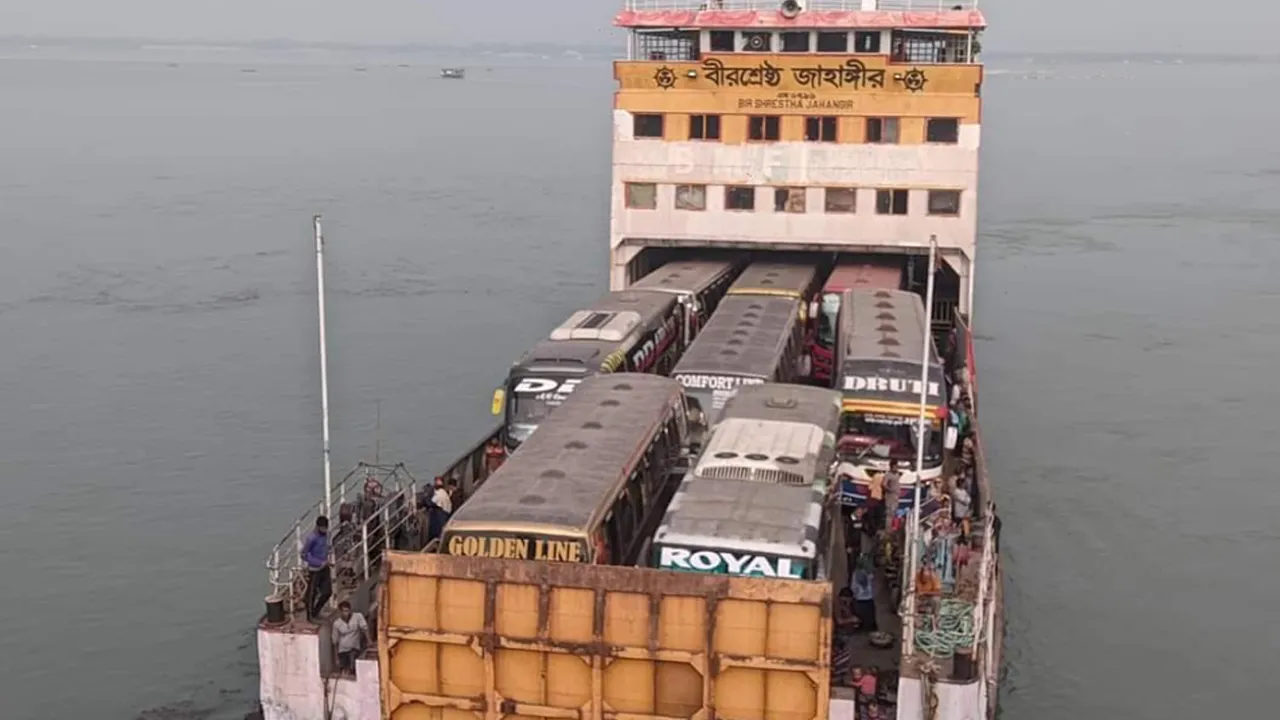 দৌলতদিয়া-পাটুরিয়া নৌরুটে ফেরি চলাচল শুরু