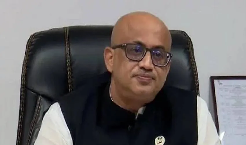 পদত্যাগপত্র পাঠিয়েছেন মুরাদ হাসান