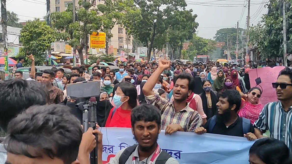 সাত কলেজ শিক্ষার্থীদের নীলক্ষেত অবরোধ, অতিরিক্ত পুলিশ মোতায়েন