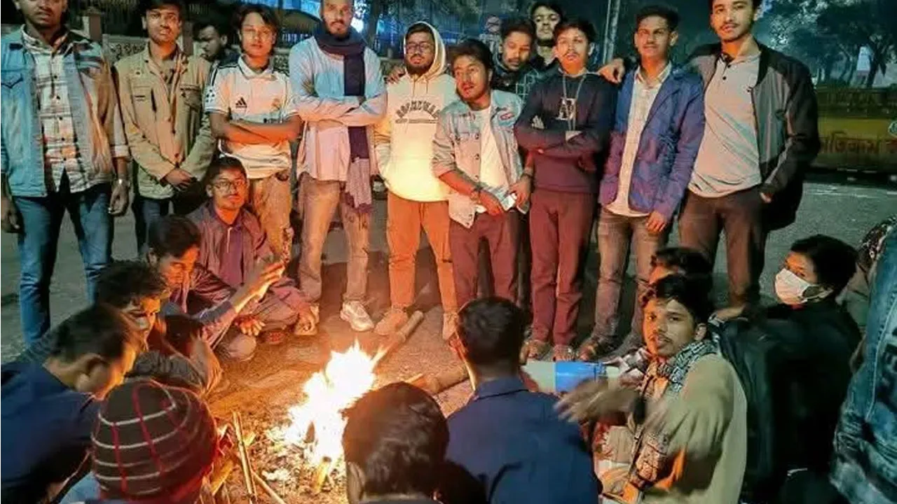 রাতেও শিক্ষা ভবনের অবস্থান ৭ কলেজ শিক্ষার্থীদের