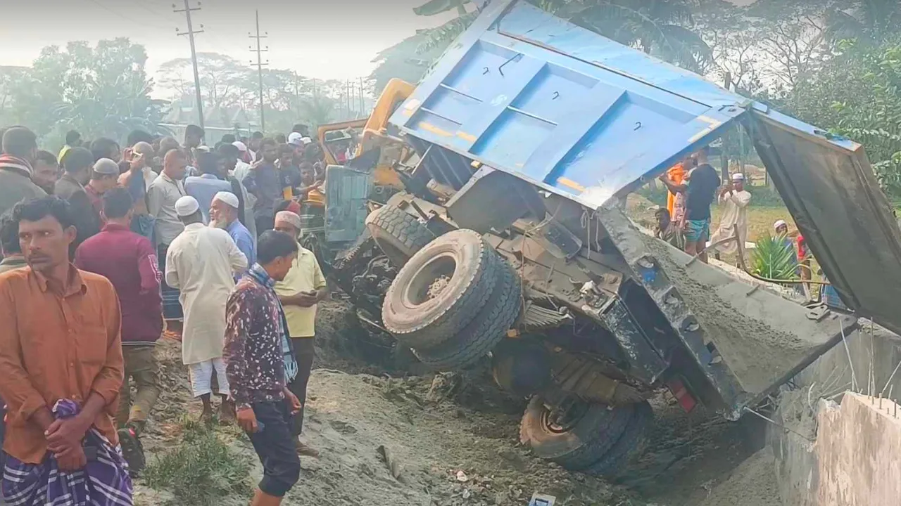 ময়মনসিংহে ট্রাকে ট্রেনের ধাক্কা, নিহত ৪