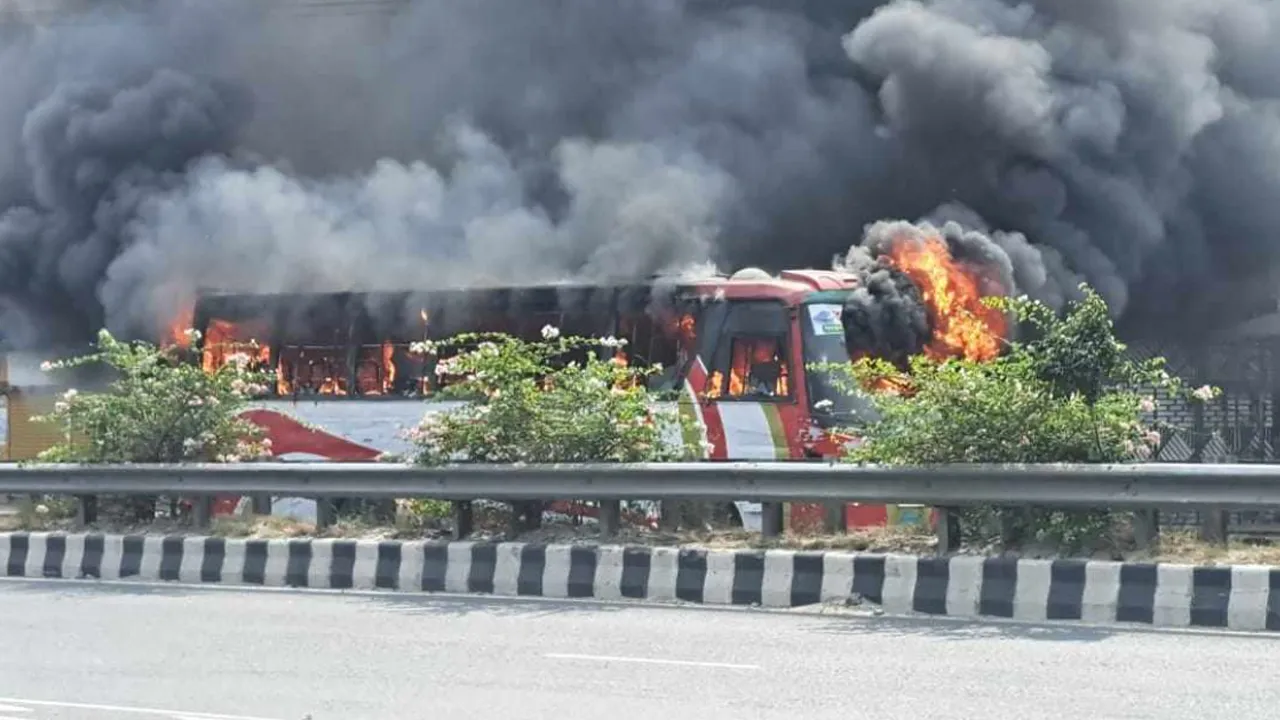 গাজীপুরে বেতন বাড়ানোর দাবিতে শ্রমিকদের বিক্ষোভ, ২ বাসে আগুন