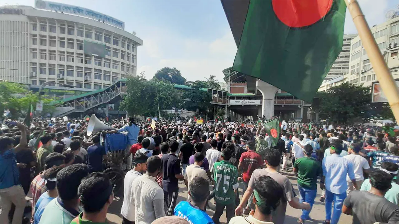 এবার ইন্টারকন্টিনেন্টাল মোড় অবরোধ ঢাবি শিক্ষার্থীদের