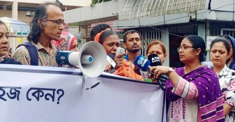 ‘আমার পোলা যখন হাসপাতালে কান্দে তখন কইলজাটা ফাইট্টা যায়’