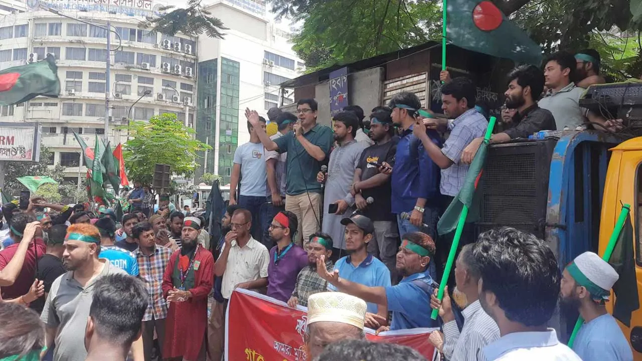 ‘আমরা রক্ত দেব, তবুও নতুন প্রজন্মের রক্ত যেন না ঝরে’