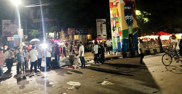 শাহবাগে অবরোধকারীদের মঞ্চ ভেঙে দিয়েছে আরেকটি দল
