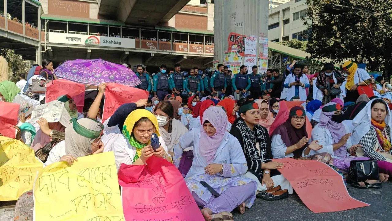 ভাতা বৃদ্ধির দাবিতে  শাহবাগ অবরোধ করল চিকিৎসকরা