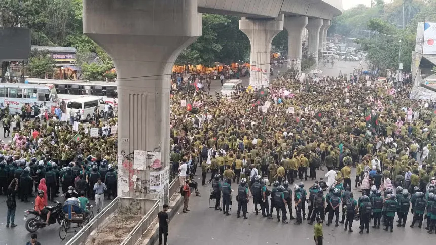 শাহবাগ মোড়ে নার্সিং শিক্ষার্থীদের অবরোধ