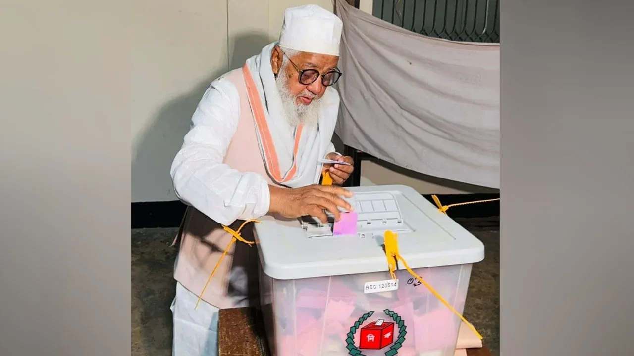 নিজ কেন্দ্রে ভোট দিলেন জামায়াত প্রার্থী শাহজাহান চৌধুরী