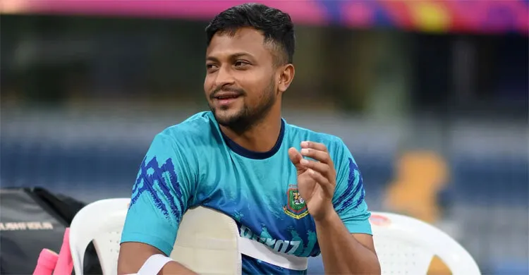 হঠাৎ দেশে ফিরলেন সাকিব