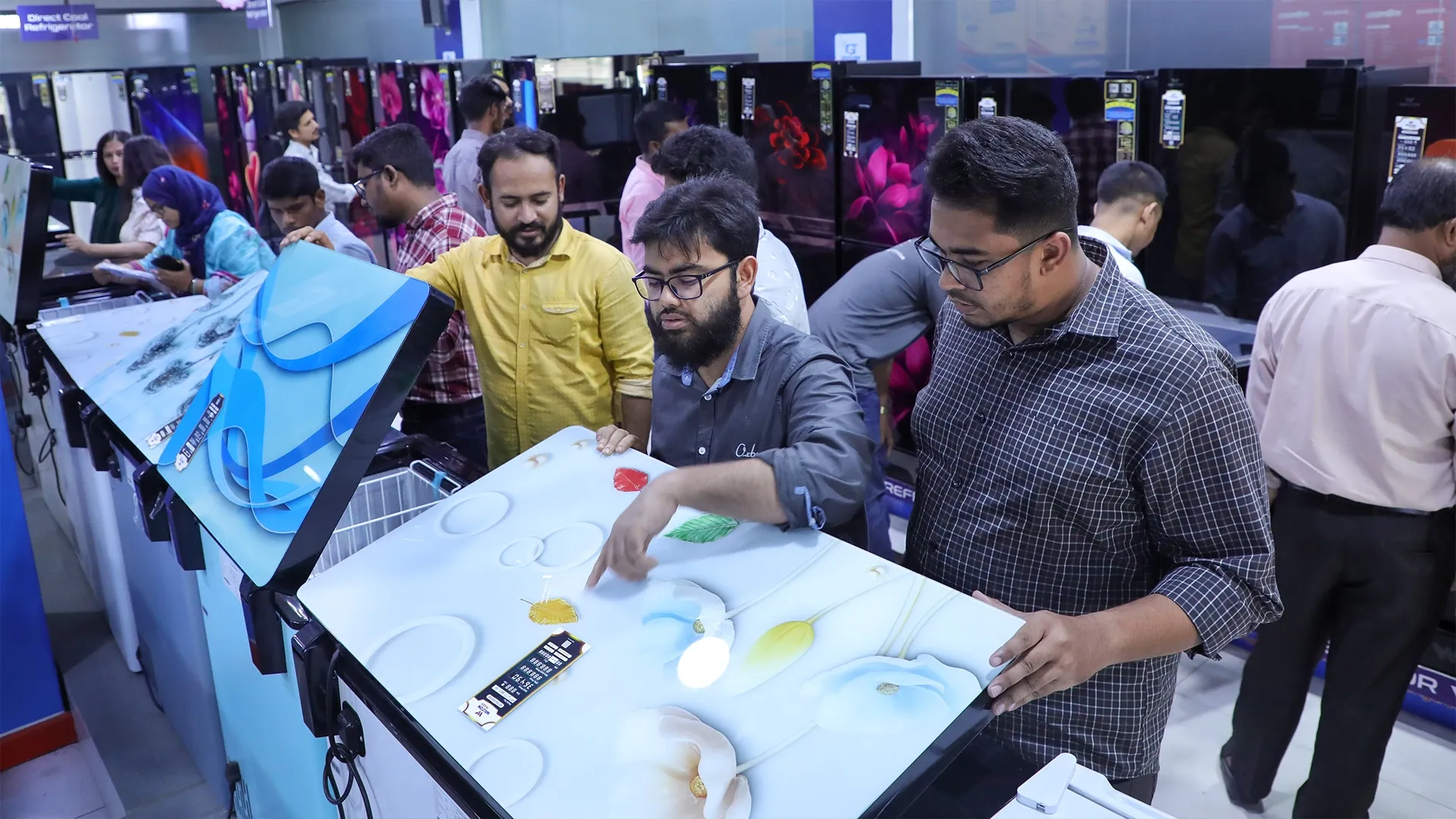 ঈদের আগমুহুর্তে জমজমাট ওয়ালটন ফ্রিজের বিক্রি