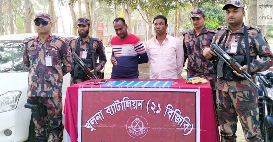 শার্শা সীমান্তে ৩৫ সোনার বারসহ দুই পাচারকারী আটক