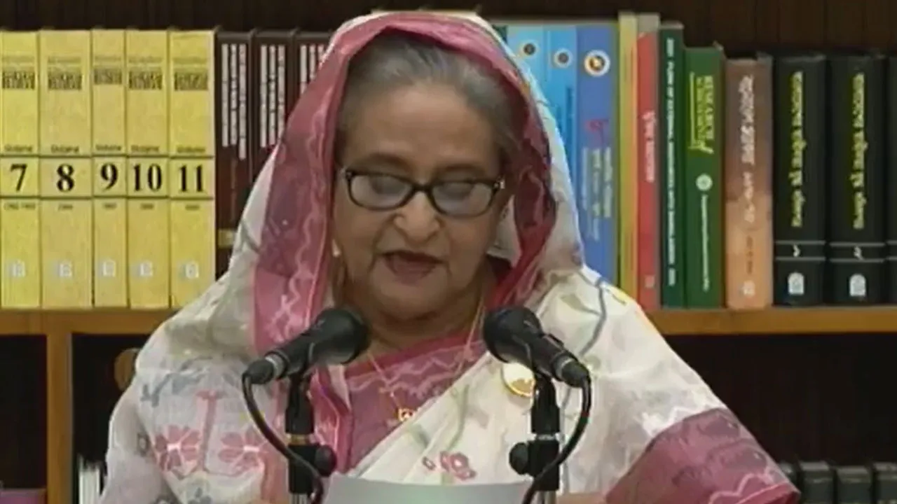 থাইল্যান্ড সফর নিয়ে প্রধানমন্ত্রীর সংবাদ সম্মেলন চলছে