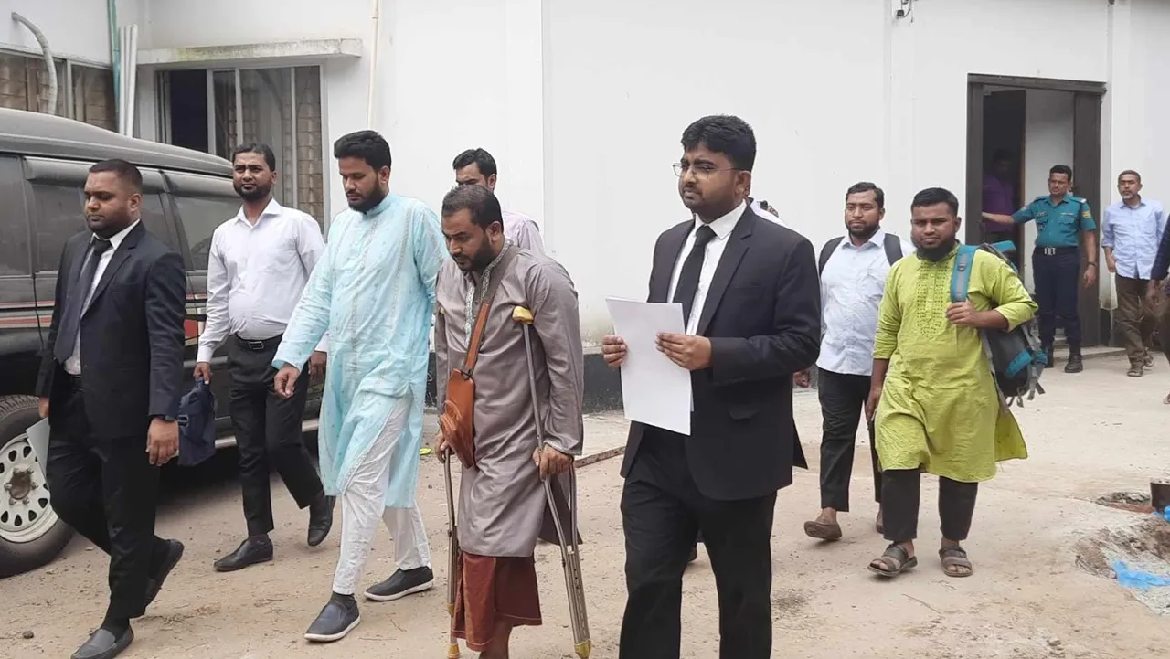 কৃত্রিম পায়ে ভর দিয়ে ট্রাইব্যুনালে শিবিরের ৪ নেতা