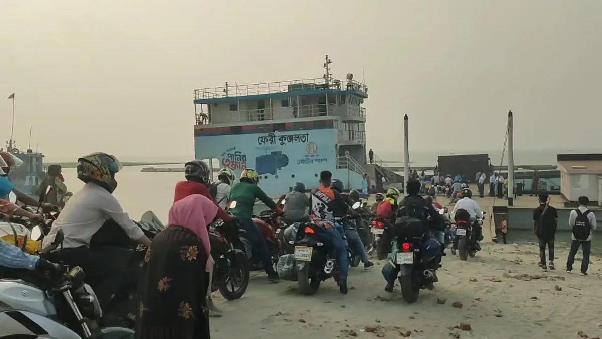 শিমুলিয়া ঘাট থেকে মোটরসাইকেল নিয়ে ছেড়ে গেল ২ ফেরি