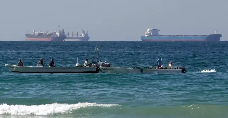 হরমুজে ভারতীয় ট্যাংকারে ইরানের গুলি, পিছু হটলো ২ জাহাজ