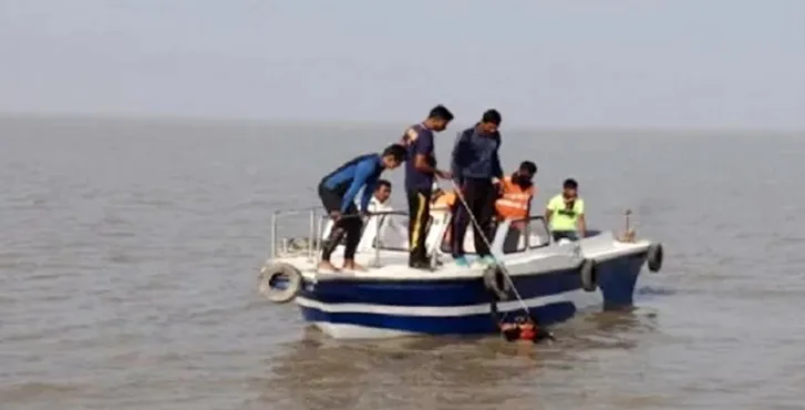 ঝড়ে বিয়েবাড়ির ট্রলার ডুবে নিহত ১, বরসহ নিখোঁজ ৪