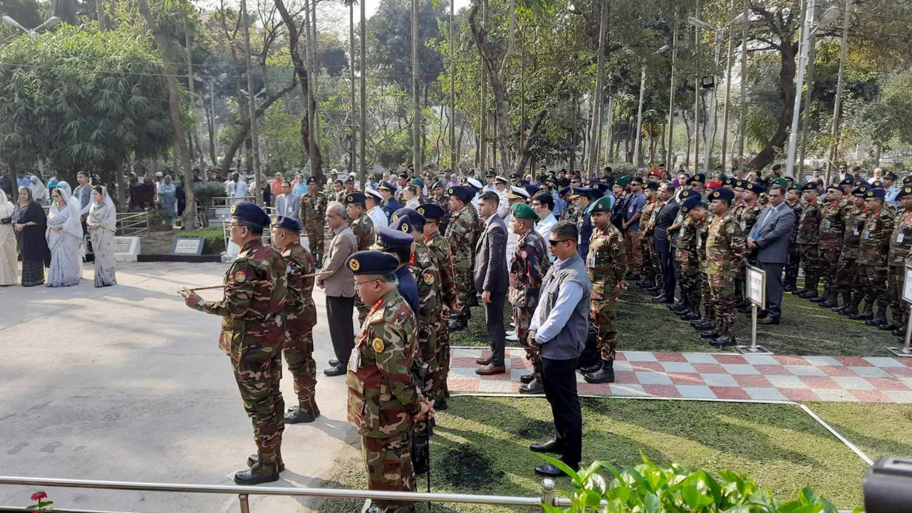 সামরিক কবরস্থানে স্বরাষ্ট্র উপদেষ্টা, তিন বাহিনী প্রধানের শ্রদ্ধা