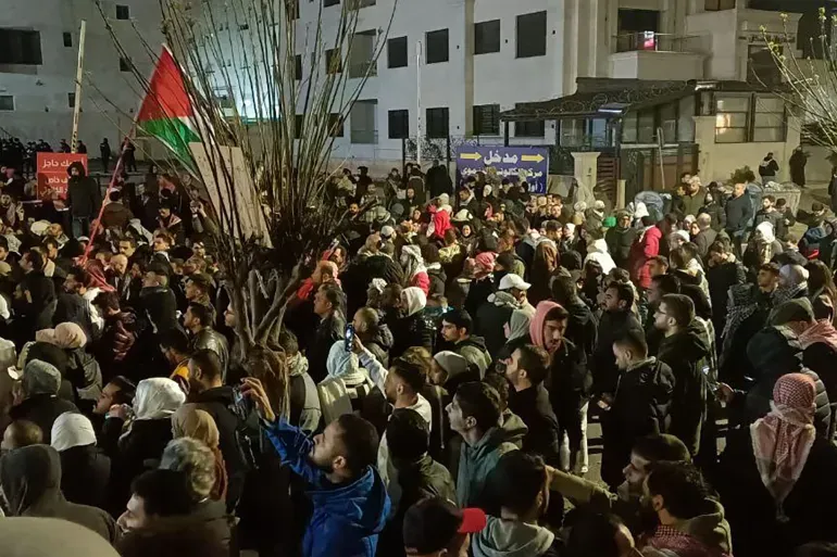 الأردن يعتقل العشرات ويفض مظاهرات بمحيط السفارة الإسرائيلية