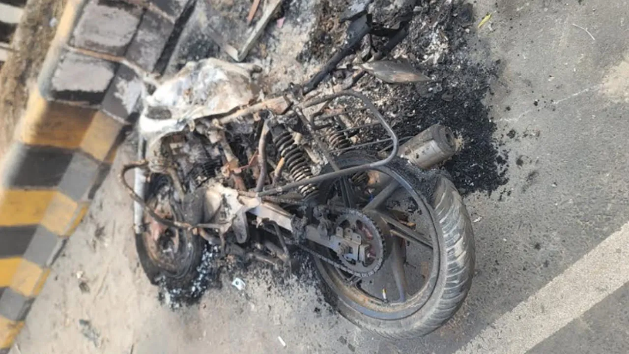 ছিনতাইয়ের চেষ্টাকালে যুবককে পিটিয়ে হত্যা, মোটরসাইকেলে আগুন