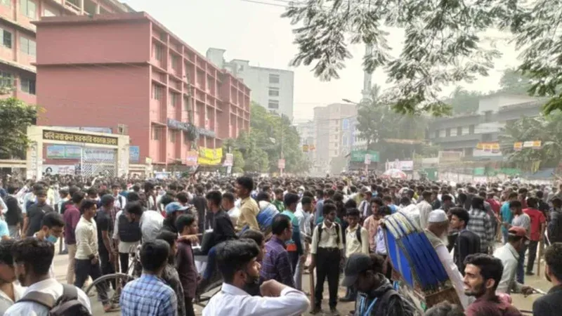 শিক্ষার্থীদের ‘মেগা মানডে’ ঘোষণা, ‘সতর্ক’ থেকেই দায় সারলো পুলিশ