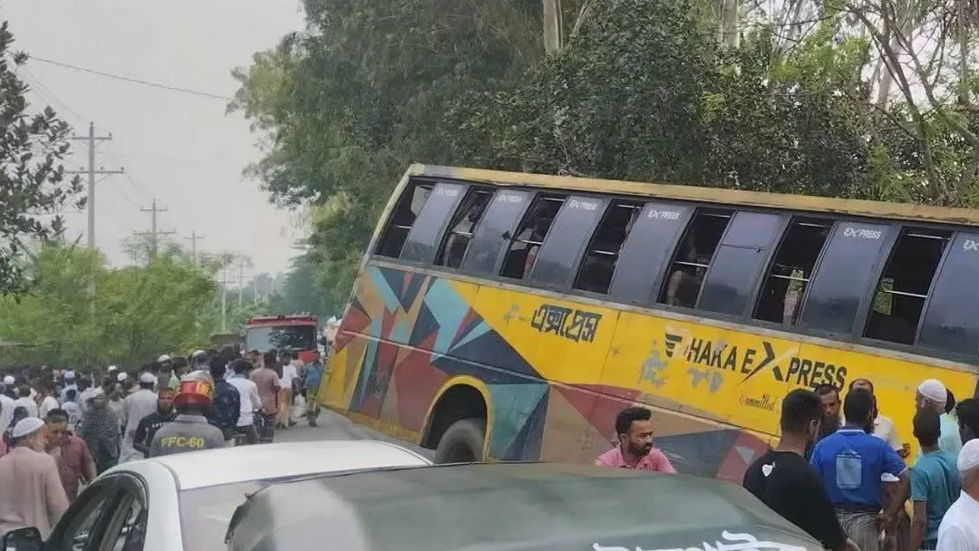 সিরাজগঞ্জে বাসচাপায় স্বামী-স্ত্রীসহ নিহত ৩