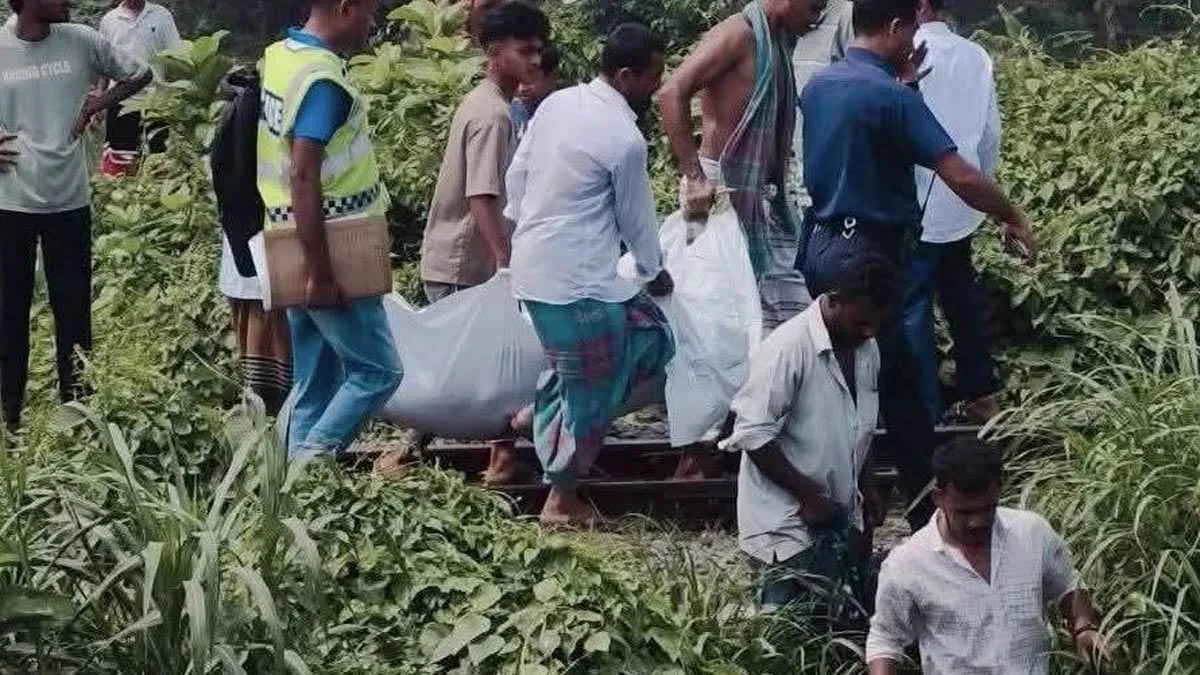 কানে হেডফোন লাগিয়ে খেলা দেখার সময় ট্রেনে কাটা পড়ে যুবকের মৃত্যু