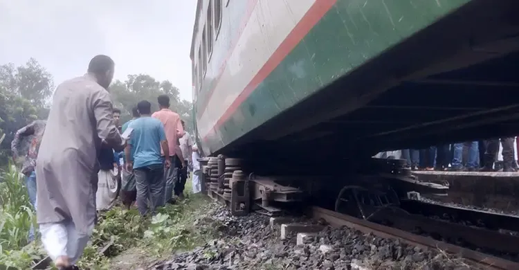 সিরাজগঞ্জে ট্রেন লাইনচ্যুত, ঢাকার সঙ্গে উত্তরাঞ্চলের রেল যোগাযোগ বন্ধ