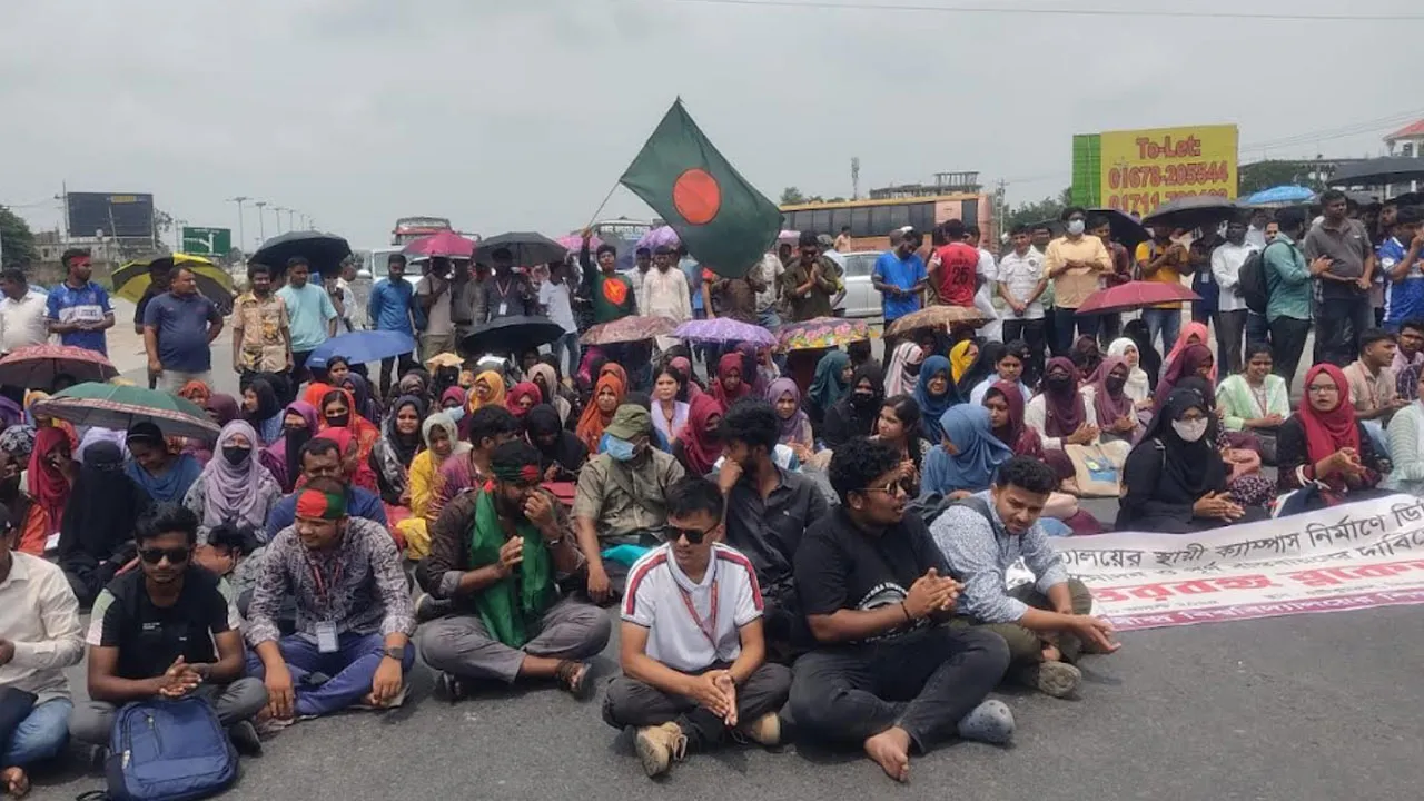সড়কে রবীন্দ্র বিশ্ববিদ্যালয়ের শিক্ষার্থীরা, ঢাকা-উত্তরবঙ্গ যোগাযোগ বন্ধ