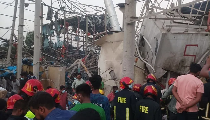 সীতাকুণ্ডে অক্সিজেন প্ল্যান্টে বিস্ফোরণ : দ্বিতীয় দিনের উদ্ধারকাজ চলছে