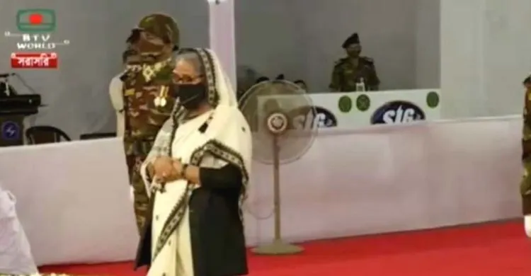 বঙ্গবন্ধুর প্রতিকৃতিতে প্রধানমন্ত্রীর শ্রদ্ধা নিবেদন