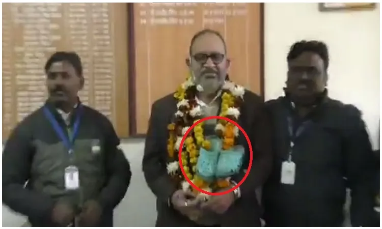 ভারতে শিক্ষা কর্মকর্তার গলায় জুতার মালা