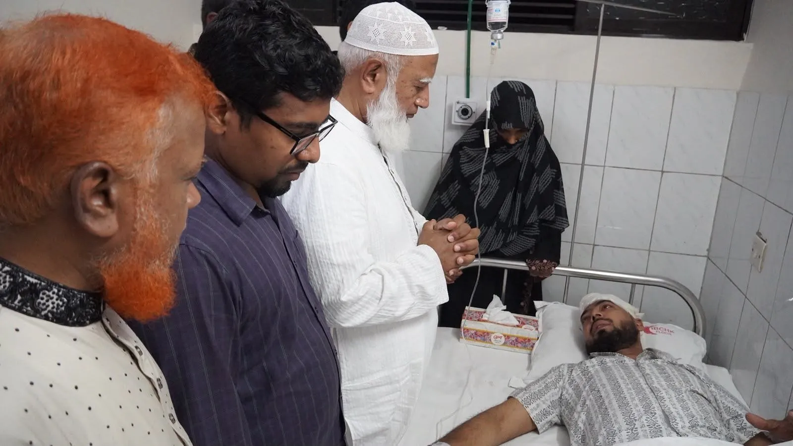 আ.লীগের মতোই হেলমেট ও দেশীয় অস্ত্র নিয়ে হামলা চালাচ্ছে ছাত্রদলের সন্ত্রাসীরা