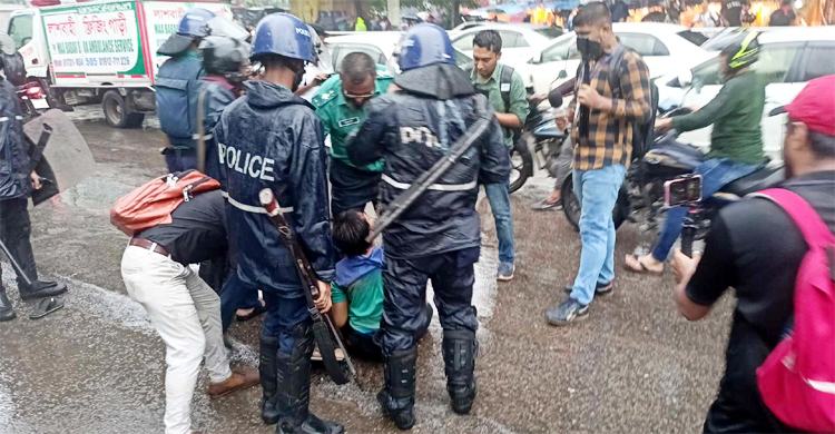 আন্দোলনরত শিক্ষার্থীদের বেশ কয়েকজন আটক
