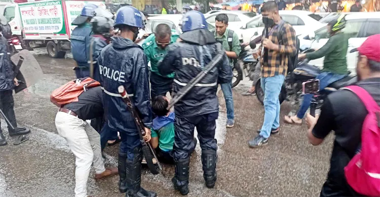 আন্দোলনরত শিক্ষার্থীদের বেশ কয়েকজন আটক
