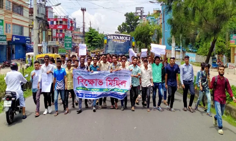 শিক্ষামন্ত্রীর বক্তব্য প্রত্যাহারের দাবিতে বিক্ষোভ