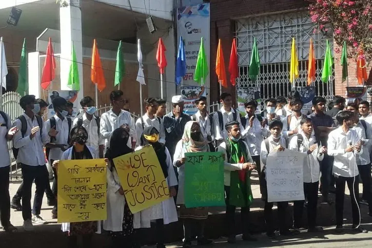 শিক্ষার্থীদের হাফ পাসের দাবিতে চট্টগ্রাম ও গাজীপুরে বিক্ষোভ