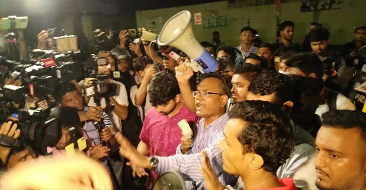 হলে ফেরার অনুরোধ প্রত্যাখ্যান, প্রভোস্টকে ‘দালাল’ বললেন ছাত্ররা