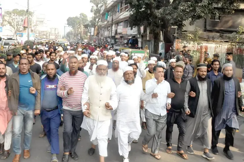 সিলেটে শেখ মুজিবের ম্যুরাল অপসারণের দাবিতে বিক্ষোভ মিছিল