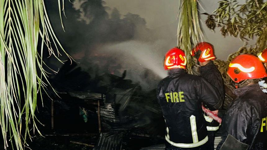 Two killed in Karwan Bazar slum fire
