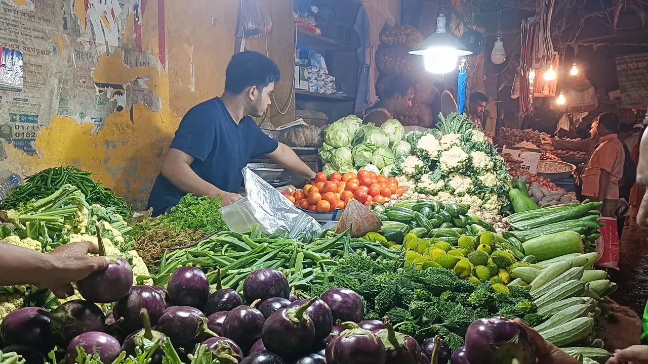 রাজধানীতে ১৬০ টাকায় বিক্রি হচ্ছে কাঁচা মরিচ