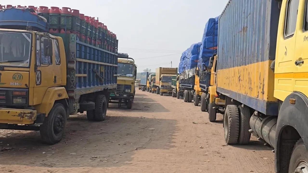 ফেরি বিকল, শরীয়তপুর–চাঁদপুর নৌরুটের শত শত যানবাহন আটকা