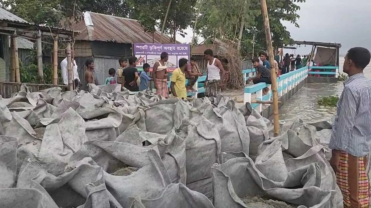 তিস্তায় বন্যা নিয়ন্ত্রণ বাঁধে ধস, নদীর গতিপথ পরিবর্তনের শঙ্কা