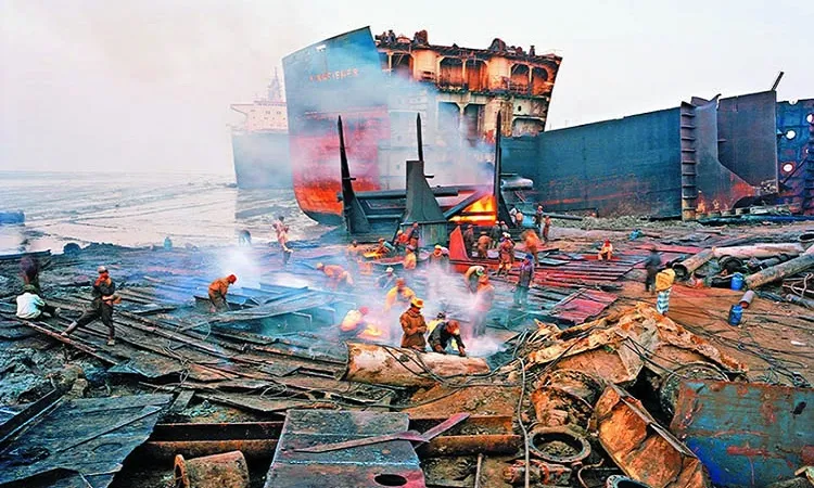 চট্টগ্রামের শিপইয়ার্ডে আগুন, দগ্ধ ৪