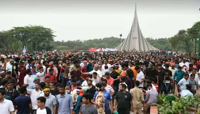 জাতীয় স্মৃতিসৌধে শ্রদ্ধা জানাতে সর্বস্তরের মানুষের ঢল