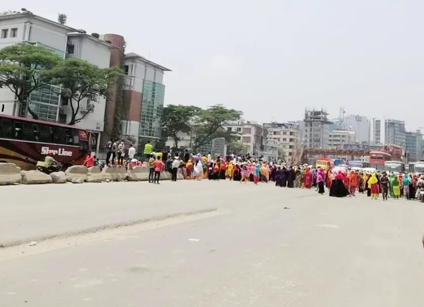 রাজধানীতে পোশাক শ্রমিকদের সড়ক অবরোধ