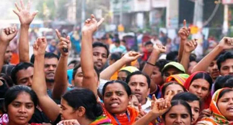 মিরপুরে সড়ক অবরোধ করে পোশাক শ্রমিকদের বিক্ষোভ
