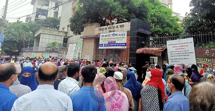 এসএসসি পরীক্ষা শুরু, কেন্দ্রে অভিভাবকদের ভিড়