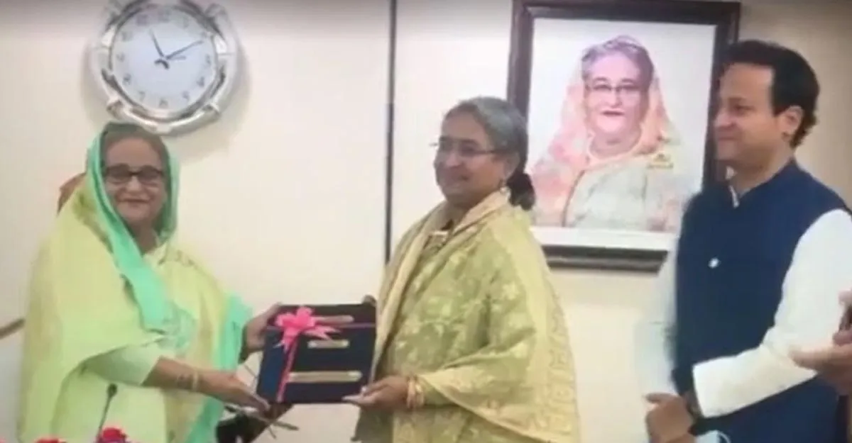 প্রধানমন্ত্রীর কাছে এসএসসির ফল হস্তান্তর