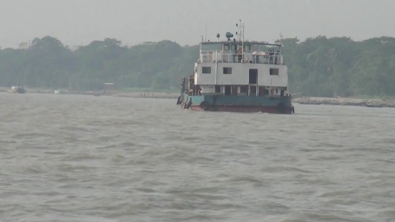 সাড়ে ছয় ঘণ্টা পর শরীয়তপুর-চাঁদপুর রুটে ফেরি চলাচল স্বাভাবিক